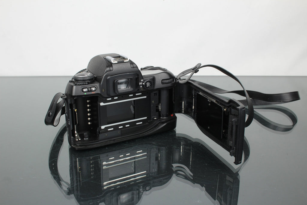 Nikon F80 + Nikon 35 - 80mm 1:4 - 5.6 lens - Dutch|Thrift