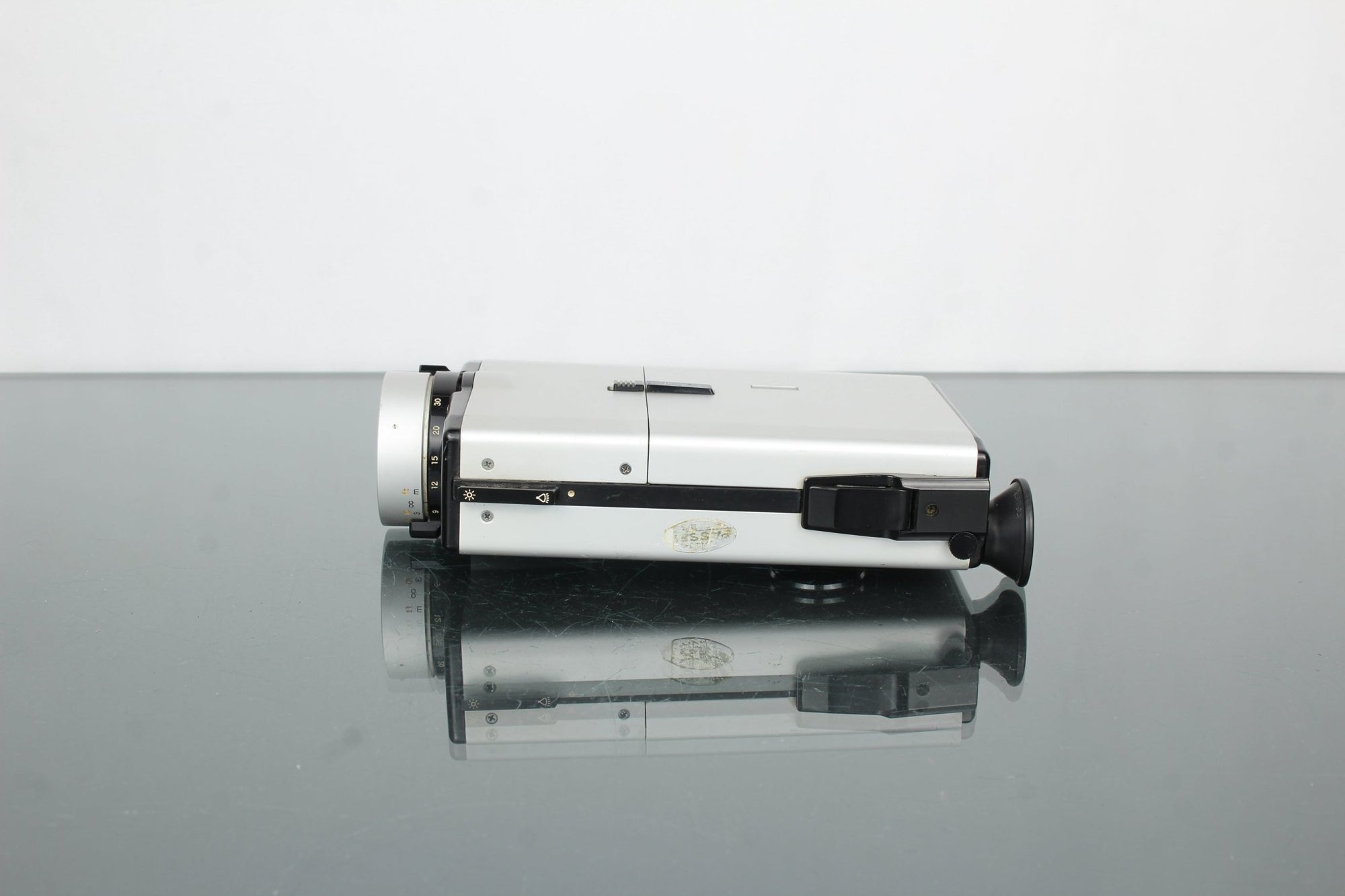 Yashica Electro 8 Macro Magnetic Release - Dutch|Thrift