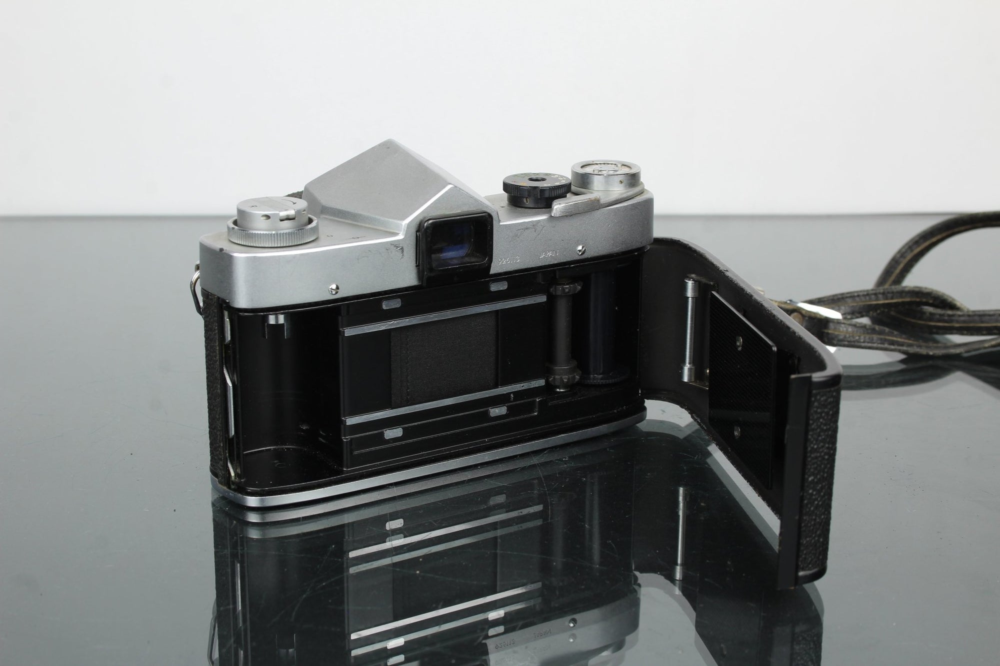 Yashica reflex 35 + Yashinon 1:2 5CM Lens - Dutch|Thrift