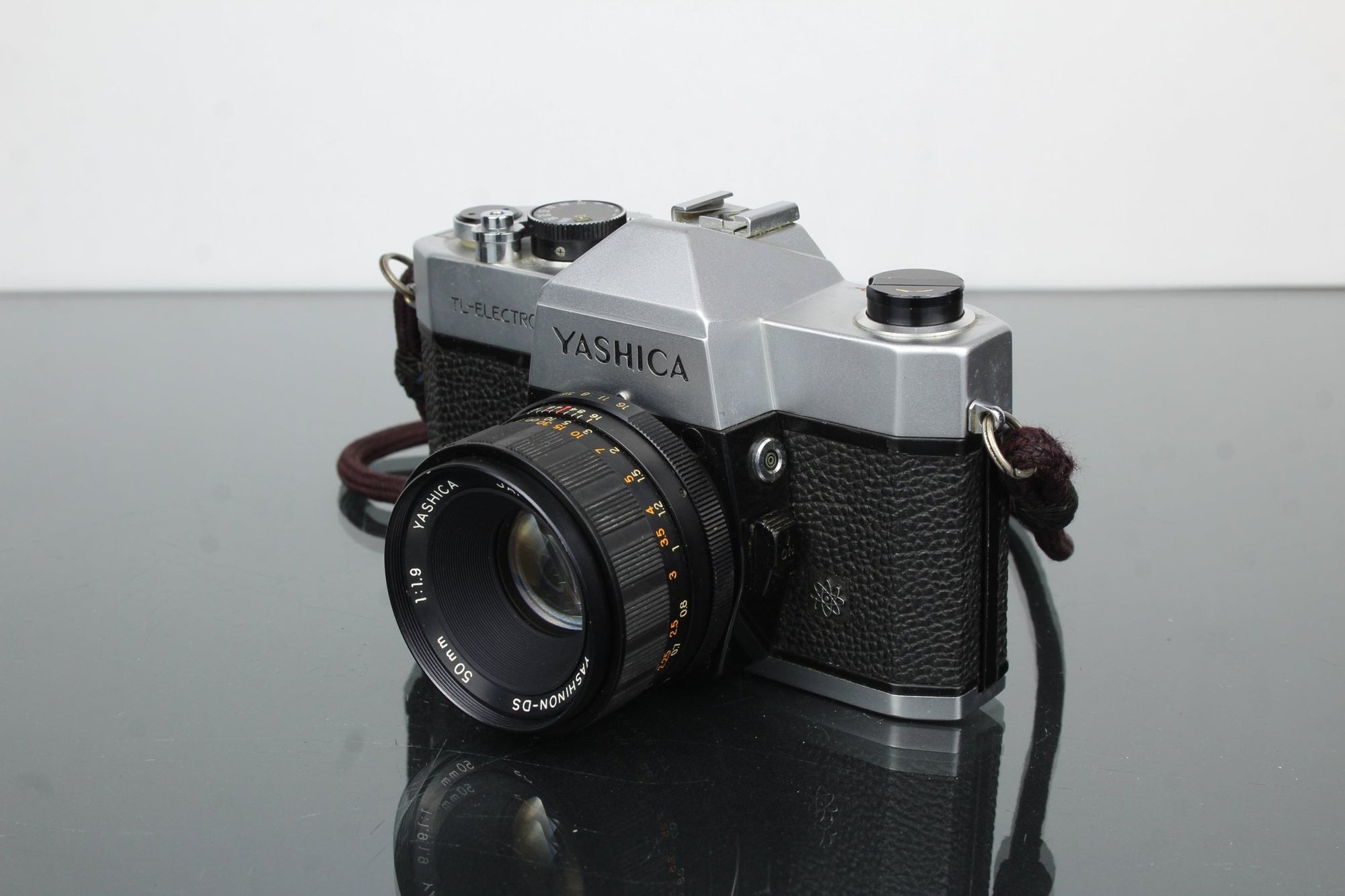 Yashica TL - electro + 50mm 1:1.9 Yashica lens - Dutch|Thrift